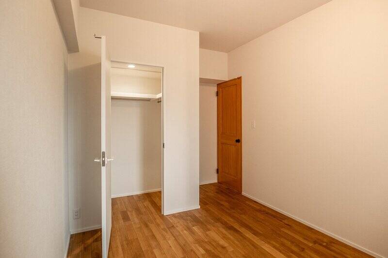 洋室Aは約5.5帖。ウォークインクローゼット（WIC）が備わっています。