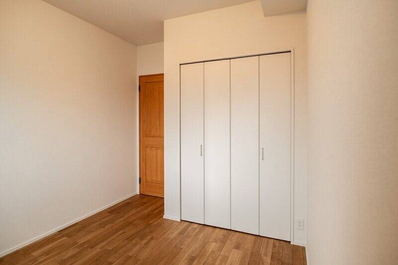 洋室Bは約4.7帖。折り戸2枚分のクローゼットがあります。