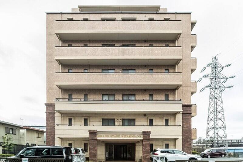 2001年竣工、総戸数31戸のマンション。カウカモがご紹介する物件の中では比較的築年数が浅く、新耐震基準に適合しています。