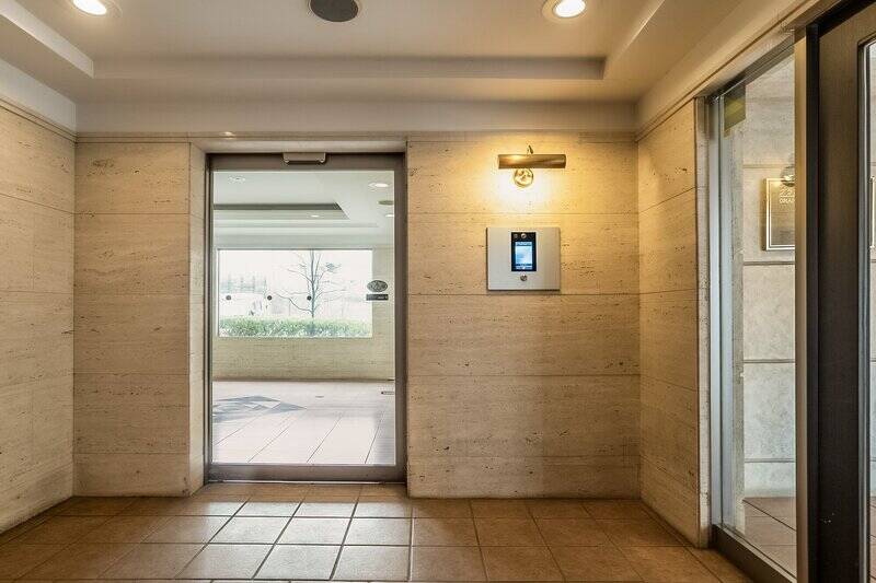 エントランスには、オートロック・宅配ボックス付き。管理員さんは9:00〜12:00の週5勤務（月・火・木・金・土）。第1・第3土曜日のみ8:00〜11:00勤務です。