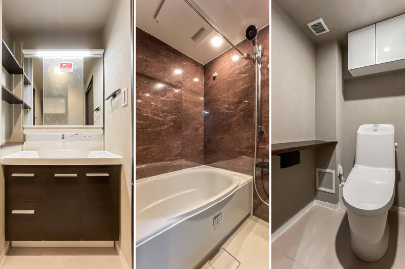 <b>左・</b>洗面台の左手には可動棚のオープン収納が設けられています。使用頻度の高いものを置いたり飾り棚にしたり、何かと使い勝手が良さそう。／<b>中央・</b>ユニットバスは1216サイズ。浴室乾燥機付きです。／<b>右・</b>グレーを基調としたトイレは、吊り戸棚とカウンター付き。