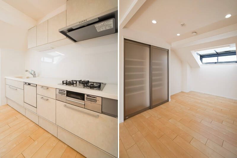 <b>左・</b>食洗機・浄水器を完備した頼もしいキッチン。写真では分かりづらいですが、W2700のビッグサイズですよ。／<b>右・</b>背後にはスモークガラスの引き戸のついた収納棚が。もうスペースがありすぎて、むしろキッチンと冷蔵庫が遠くなってしまうのが心配なくらいです……。