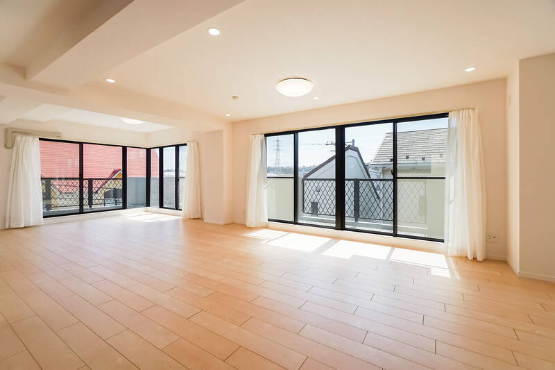 おお……LDKは約28.8帖という衝撃の広さ。住戸の南側〜東側にかけて大きく開口部がとられており、まるでガラス張りのサンルームのようです。入った瞬間に眩しくて目が笑ってしまいます！