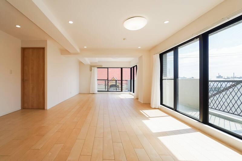 梁や柱で若干凹凸がある空間ですが、とにかく広いので気になりません（笑） スペースに余裕があるので、窓辺にデイベッドなんかを置いても素敵ですね。なお、左手に写っている開き戸は洋室Aです。