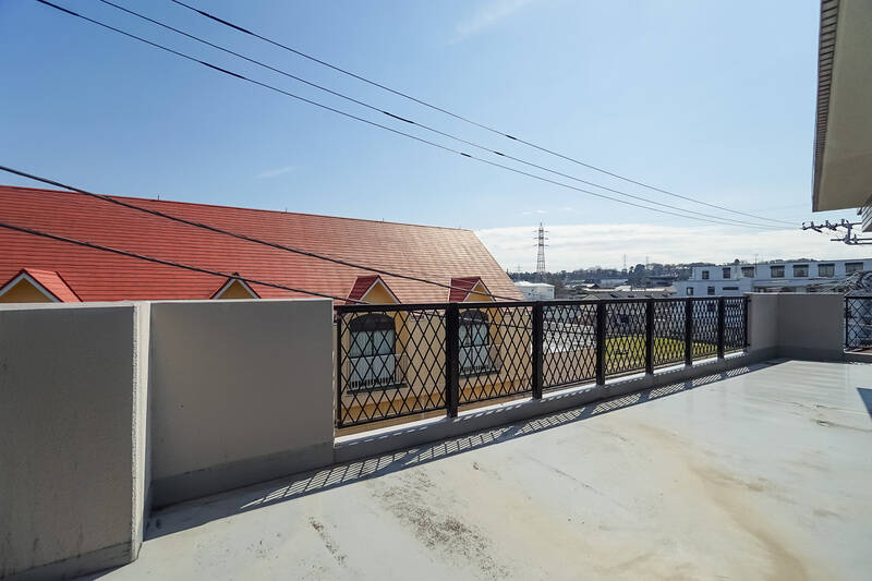 ルーフバルコニーに出ると、ちょうどお向かいの幼稚園の赤い屋根が見えてほっこり。そのお隣は畑で、のびのびした空気を感じる景色です。東向きなので午前の光をたっぷり受けられますよ◎