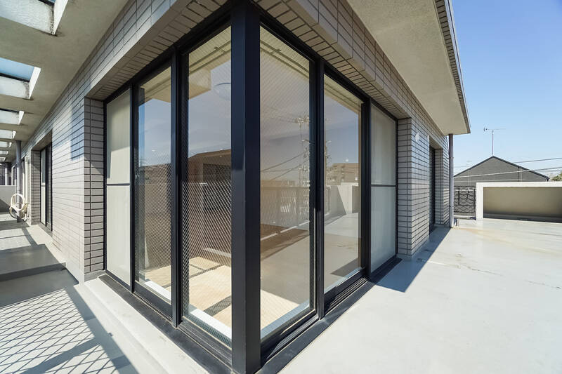 住戸を包むように広がっており、南側は細長いバルコニーとなっています。最上階なので上からの視線を気にしなくていいのもGOODです。