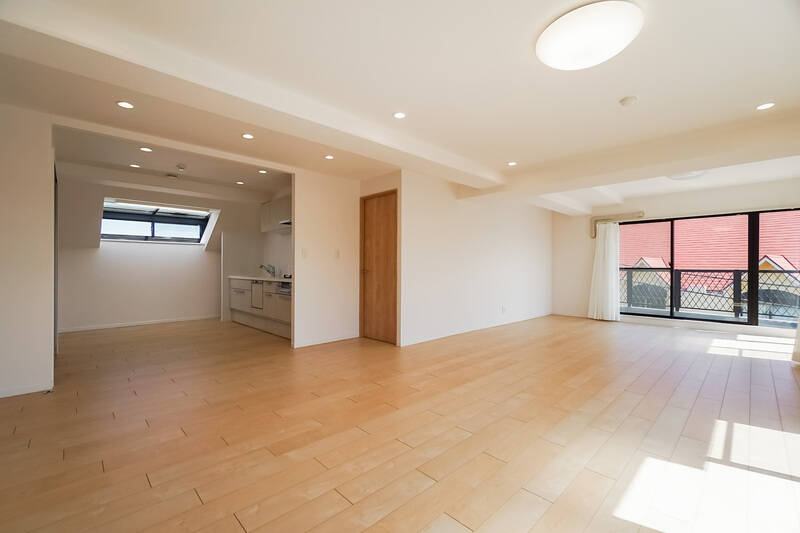 今度は左手奥のキッチンエリアをチェックして、それから洋室Aへ進みましょう。天窓から文字通り「光が降り注ぐ」、なんとも贅沢な空間です！