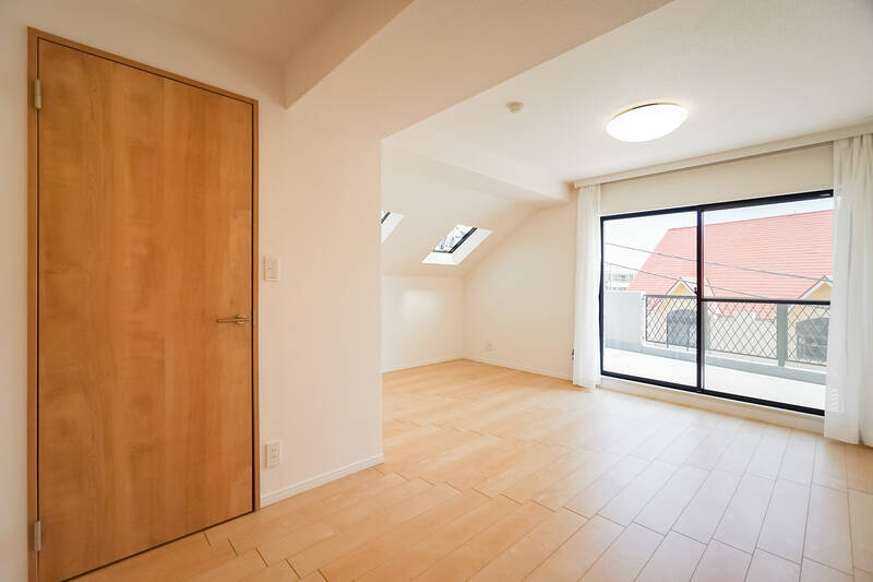 さて、約10.5帖の洋室Aへやって来ました。手前はウォークインクローゼット（WIC）で、窓の向こうにはルーバルが。最上階らしく天井が傾斜したエリアには、ベッドを置くとちょうどよさそうです。