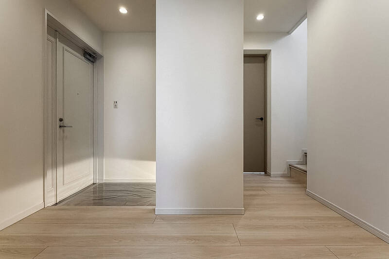 玄関を開けるとホールが。右側に階段がチラリ。そうです、今回はメゾネット物件！ 戸建てのような感覚でお住まいいただけますよ。