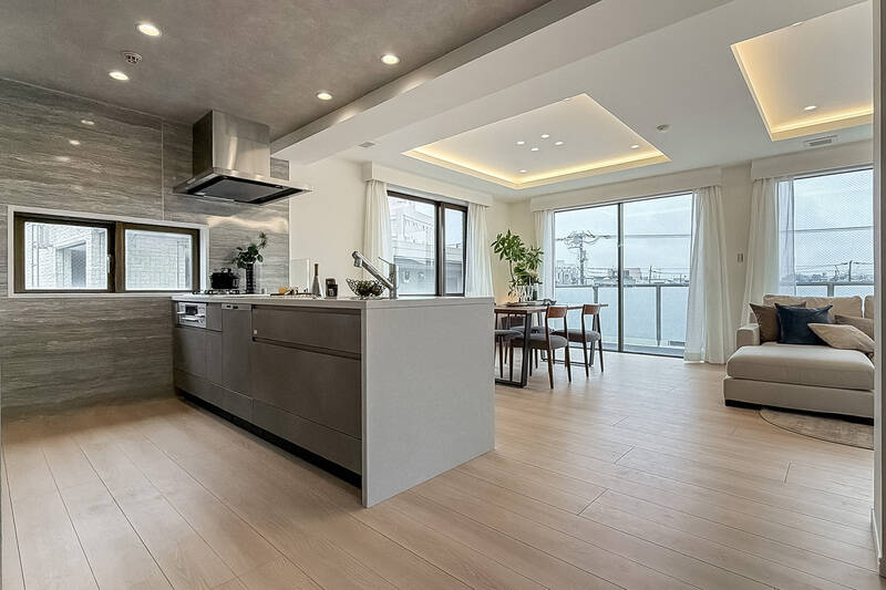 6箇所も窓がある約25.6帖のLDK。視線が外へ抜けるためか、数字以上に広く感じます。