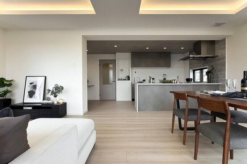 キッチンまわりは、グレートーンで統一されておりスタイリッシュな印象。