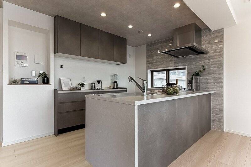 キッチンは対面式で天板が大きめサイズ。スツールを置いて軽食を取ったりすることもできそう！ 窓があるので、換気もスムーズです。