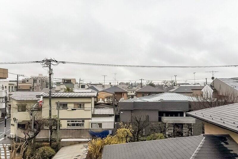 LDKのふたつの掃き出し窓から出られるバルコニー。周辺は低層の戸建てが立ち並んでいるため、空をしっかりと仰ぐことができます。