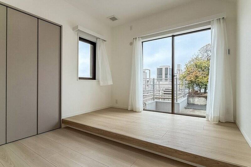 ちょうど半分くらいのスペースが、小上がりになっています。寝室として利用する場合には、ベッドの配置方法は検討が必要かも。