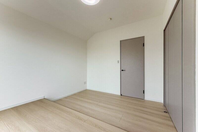 天井の一部が下がっているため、心なしか優しい印象。壁沿いにはクローゼットが付いています。