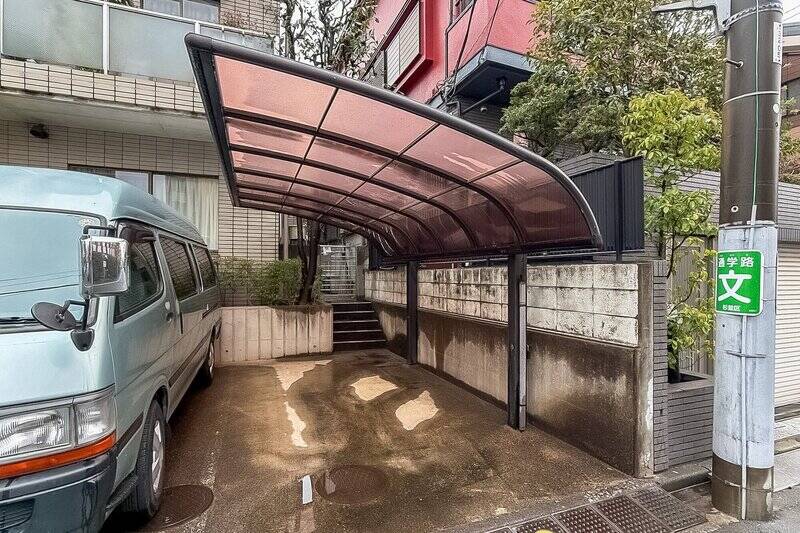 最後に大きな魅力！ <b>平置き・屋根付きの専用使用権付き駐車場が無償</b>で付いています。ハイルーフ車も駐車できるようですが、詳細のサイズなどは現地でご確認くださいね。