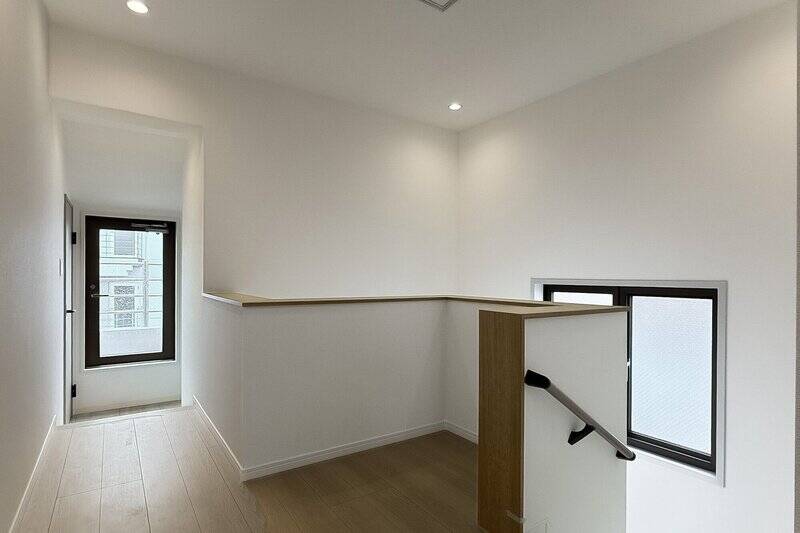 階段の途中やホールの端に窓があり、換気ができるのがうれしい◎ 気持ちの良い季節には窓を開けて過ごしたいですね。