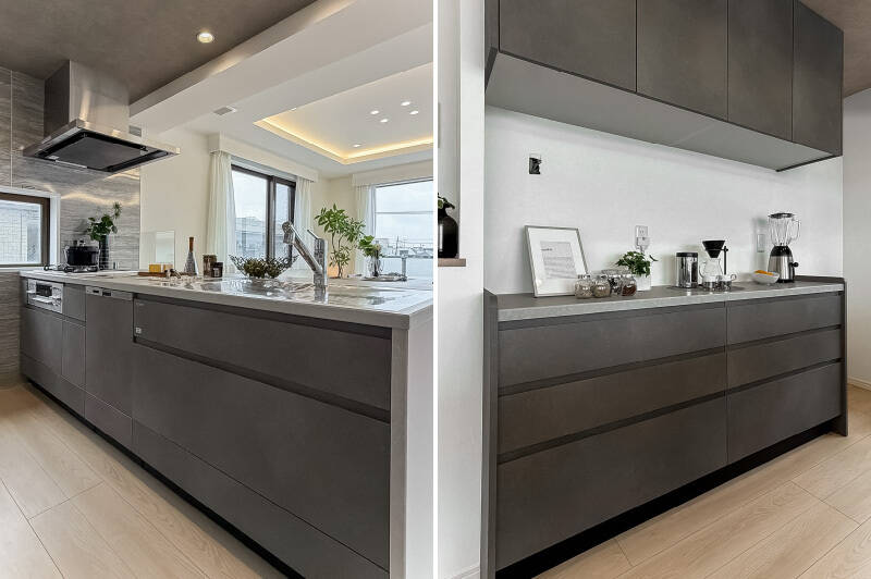 <b>左・</b>本体には食洗機と浄水器一体型水栓付き。／<b>右・</b>背面には、本体とお揃いの面材のキッチンボードが備え付けられていて統一感が◎ 家電や冷蔵庫もスッキリと収まりそうです。