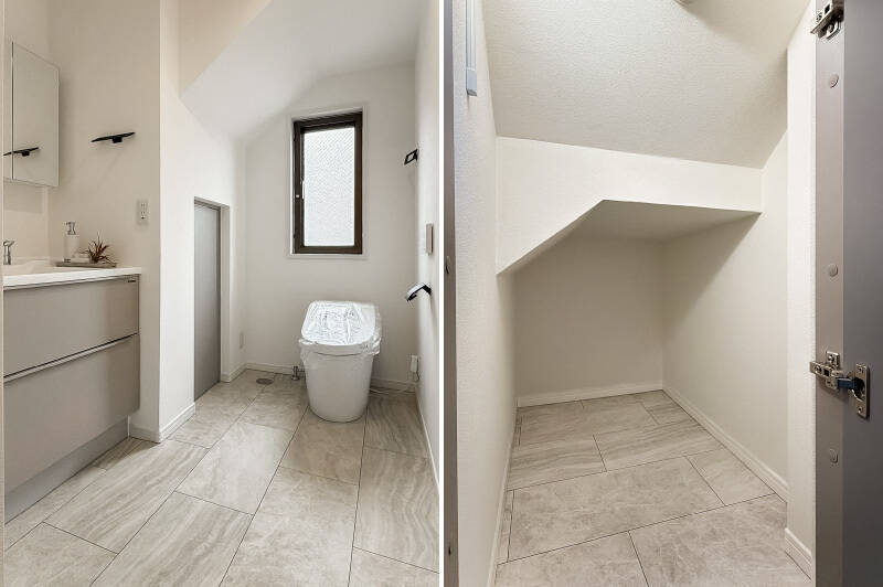 <b>左・</b>トイレは上下階にそれぞれあり、3階のトイレは玄関ホールからアクセス可能。ゆったりした洗面台も付いています。／<b>右・</b>階段下を活用した収納がトイレ内部に付いており、トイレットペーパーやティッシュなど、日用品のストック置き場として重宝しそうです。