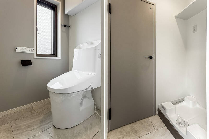 <b>左・</b>洗面室と反対側にはシンプルなトイレが。／<b>右・</b>トイレの手前には洗濯機置き場があります。この近くに、ルーフバルコニーへ出られる扉がありますよ。