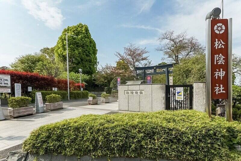マンションから「松陰神社」までは徒歩6分。吉田松陰先生を祀る神社で、学力向上や合格祈願のご利益があると言われています。神社のお隣には「若林公園」があり、ペットとのお散歩コースにピッタリです。