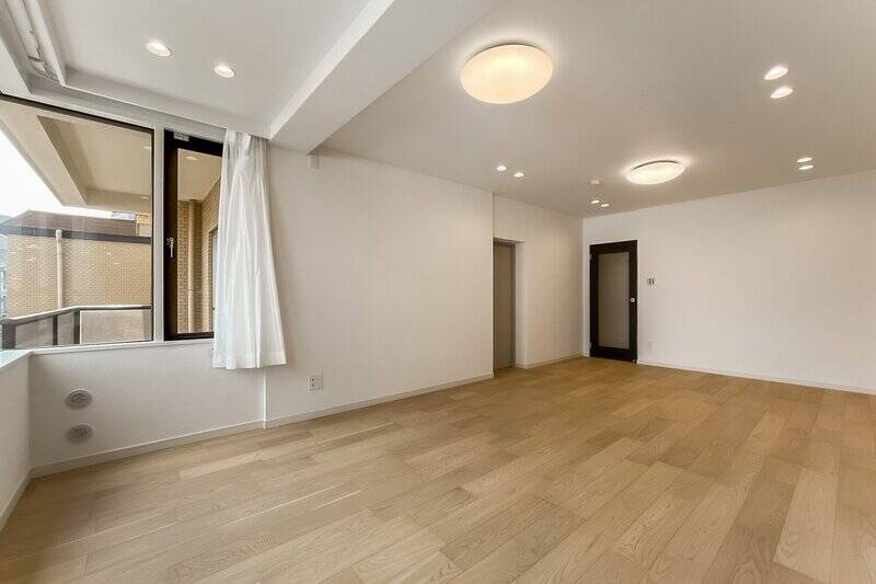 コーナーサッシがあり、洋室Aからアクセスするバルコニーが見えます。リビングダイニング（LD）は、きれいな長方形で、インテリアの配置がしやすそうですね◎