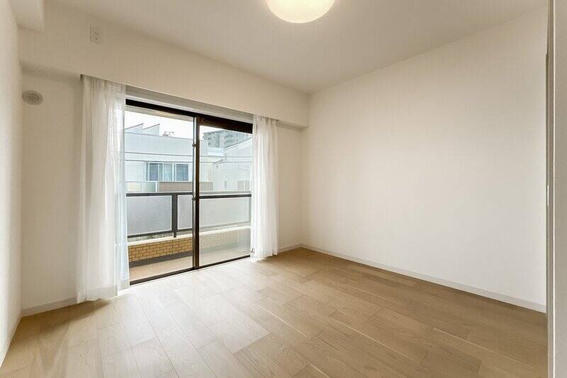 南東向きに配されたバルコニー付き。折れ戸2枚分の収納を備えています。