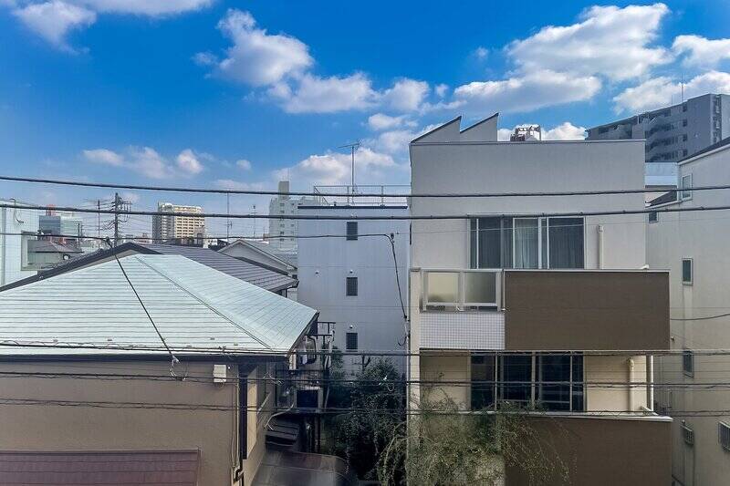 バルコニーへ出ると、正面には低層住宅が。右側の住宅と同じくらいのバルコニーの高さなので、やや視線が気になるかも。普段はレースカーテンを閉めて過ごすのがよさそうです。