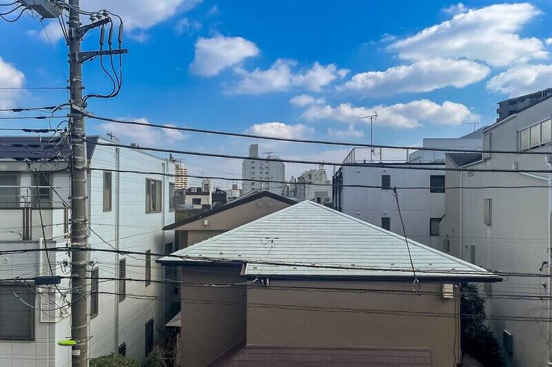 バルコニーへ出ると、正面には低層住宅の屋根が見えます。洋室Aよりも空がやや開けて見える印象です。