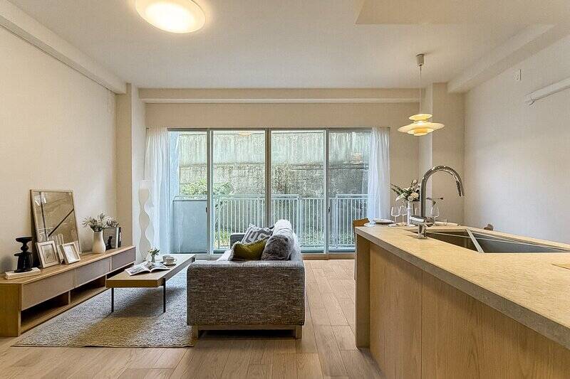 約18.2帖の広々としたLDK。白とオークを基調とした明るい空間です。