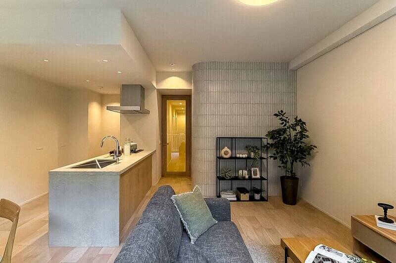 窓を背にしたカット。壁面が多くスペースにもゆとりがあるので、自由度高く家具の配置を楽しめそうです。