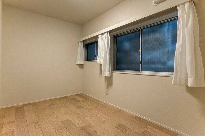 洋室Aは南西向き。約5.8帖の個室です。