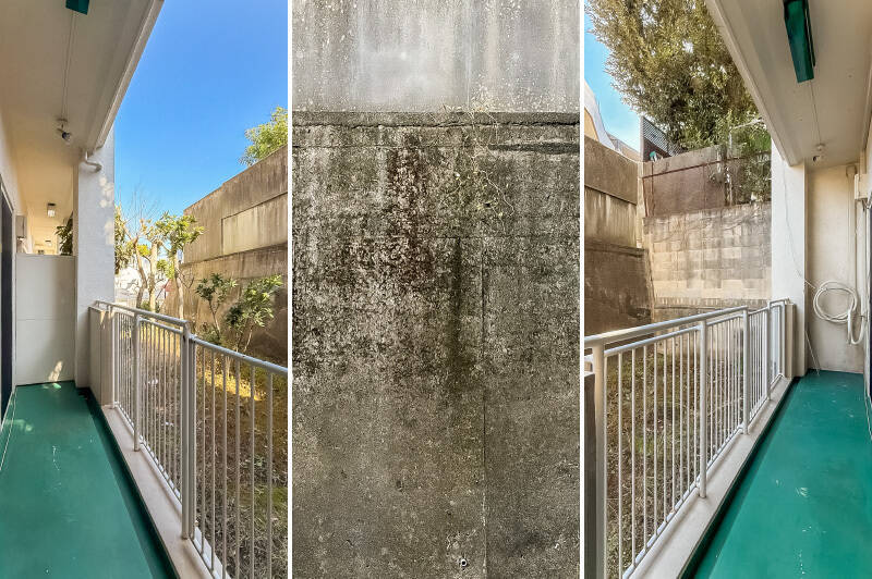 南東向きのバルコニー。正面には背の高い擁壁（ようへき）がありますが、上部からはやわらかな光が降り注いでいます。