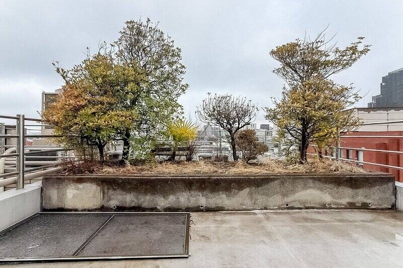 まず最初に2階の洋室Bからアクセスできるルーフバルコニーのお写真から。植栽があるルーフバルコニーって素敵です！！ もうひとつのルーバルは、リビング横に付いていますよ。また後ほどご紹介しますね。