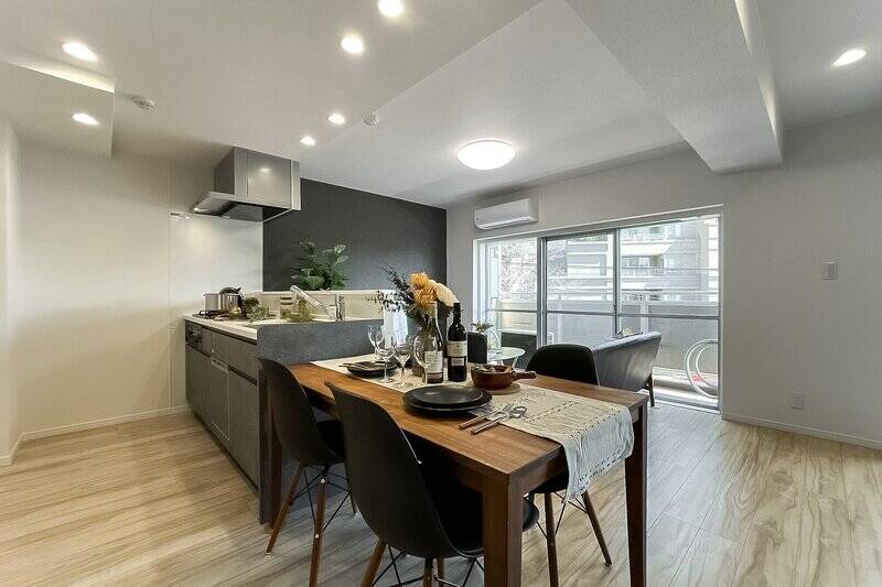 LDKの広さは約12.3帖。南東向きの窓が3枚分あり、明るい印象。