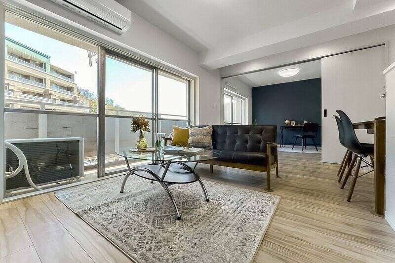 LDK横の洋室Aとは引き戸で仕切られていて、可変性がある間取り。引き戸を開けて生活するとより開放感を感じます。