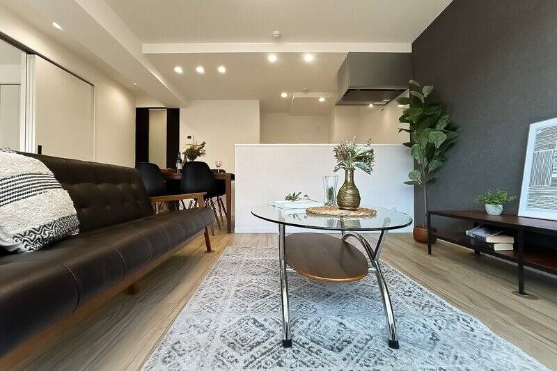 キッチンは対面式でお料理をしながら、ご家族や友人との会話が楽しめます。キッチンの横に4人掛けのダイニングテーブルを置けるので、無駄なスペースが少なく、限られたスペースを有効に活用できてGOOD。