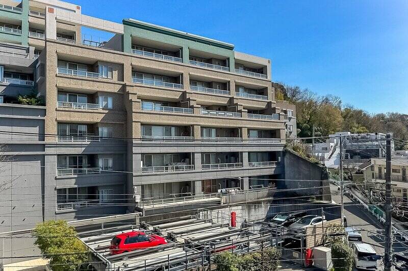 住戸は4階に所在します。お向かいにマンションがあるものの、距離がしっかりあるため、視線などは気にならなさそう。