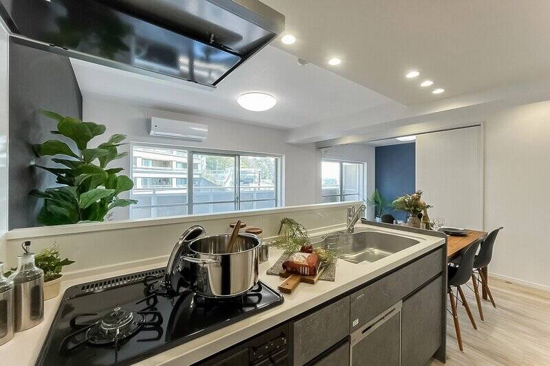 キッチンからLDKを見渡すと……洋室Aの引き戸を開けておくと、5枚の窓が視界に入り、開放感がすごい！ キッチンに立つ時間が清々しく感じられそう。