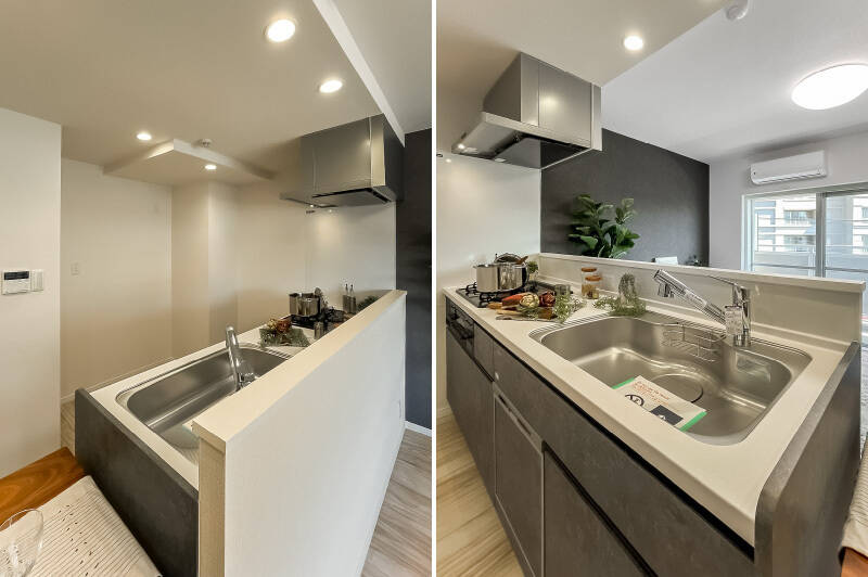 <b>左・</b>対面式キッチンの手元は少し高くなっていて、生活感が出やすい手元がリビングから見えにくいようになっています。背面には、冷蔵庫や家電ラックを置けるスペースがありますよ。／<b>右・</b>本体には、食洗機と3口コンロ、浄水器一体型水栓が備わっています。