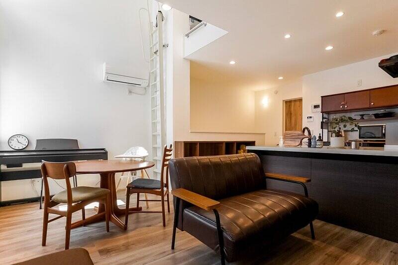 約14帖のLDK。家族の存在をいつも身近に感じられる心地よい広さ。リビングダイニング（LD）には、床暖房が備わっていますよ。