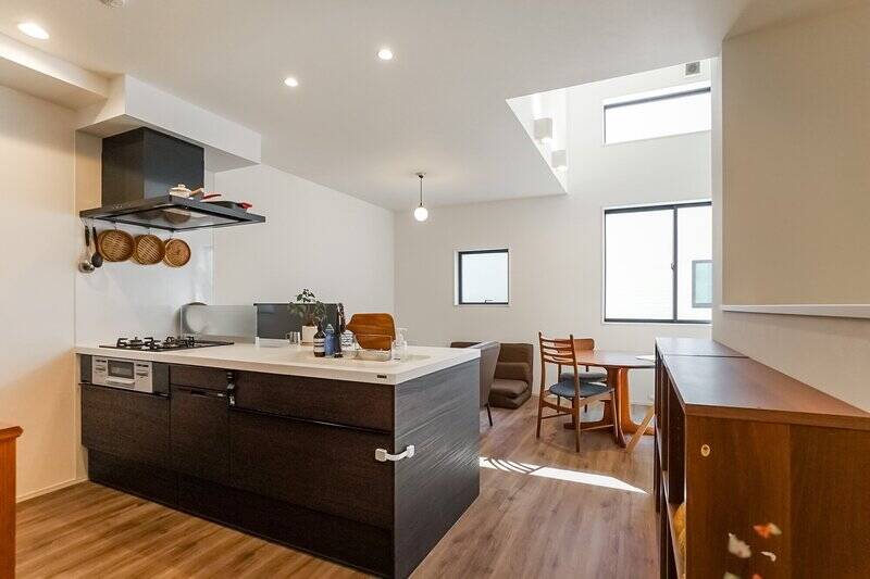 南東向きには3枚の窓が配置されています。取材時はお天気にも恵まれ、室内には明るい日差しがあふれていました。