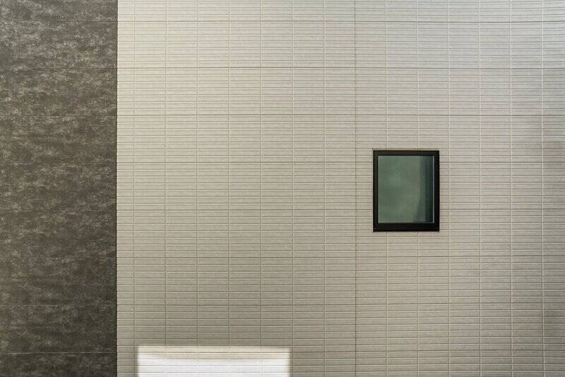 窓の正面は敷地内の別住戸の壁面ですが、曇りガラスのため視線は気になりにくそうです。