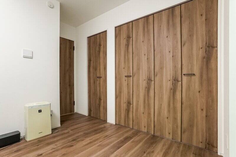 折れ戸2枚分のクローゼットと物置が備わっています。売主さまは、ご家族4人分の衣類をまとめて収納されていたようで、収納力の高さがうかがえます。