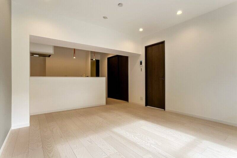 白を基調とした約14.9帖のLDK。右手の扉の奥は洋室Aにつながっています。