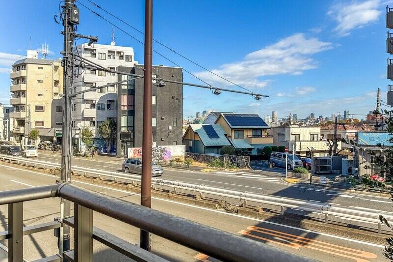 眼下には環七通りが。物干し金具はバルコニーの手すりより低い位置に設置されていますが、車の排気が気になる場合は、浴室乾燥機や乾燥機付き洗濯機の使用をおすすめします。