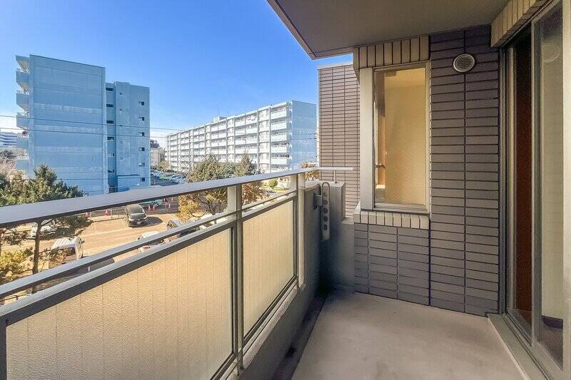 バルコニーは奥行きが深く、椅子などを出せそうな広さ。