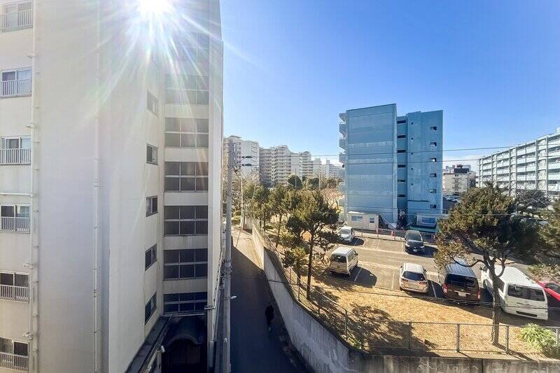 正面には建物が見えますが、視線はさほど気にならない印象です。また、右手の敷地は公務員宿舎の駐車場のため、視界が開けています。