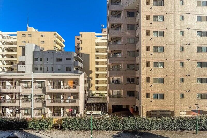 正面には建物が見えますが、距離が取れているため視線は気にならない印象です。