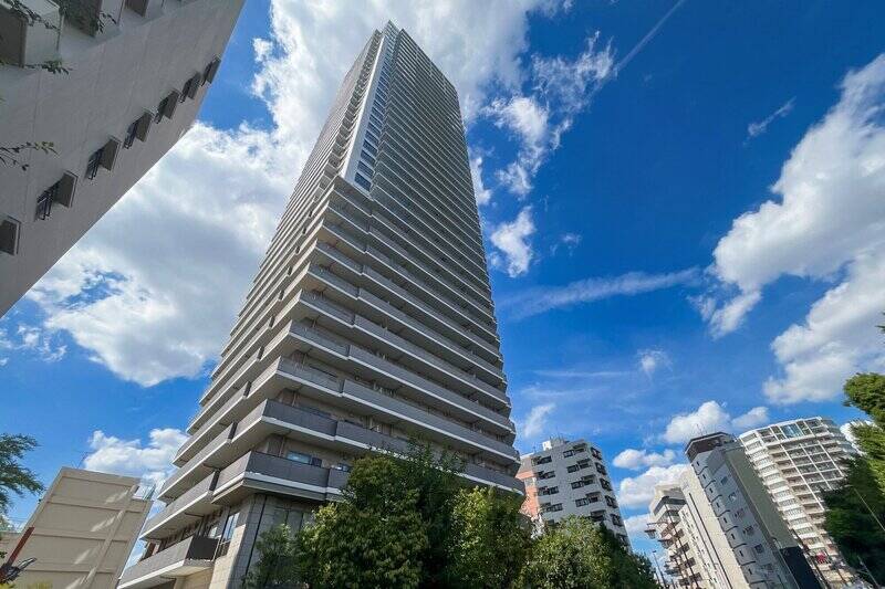 今回ご紹介する物件は、東京メトロ千代田線「根津」駅から徒歩4分、「上野」駅からは徒歩13分のところ。地上38階、地下2階、総戸数308戸のタワーマンションです。周辺には低層住宅が多く、ひときわ存在感がある佇まいです。